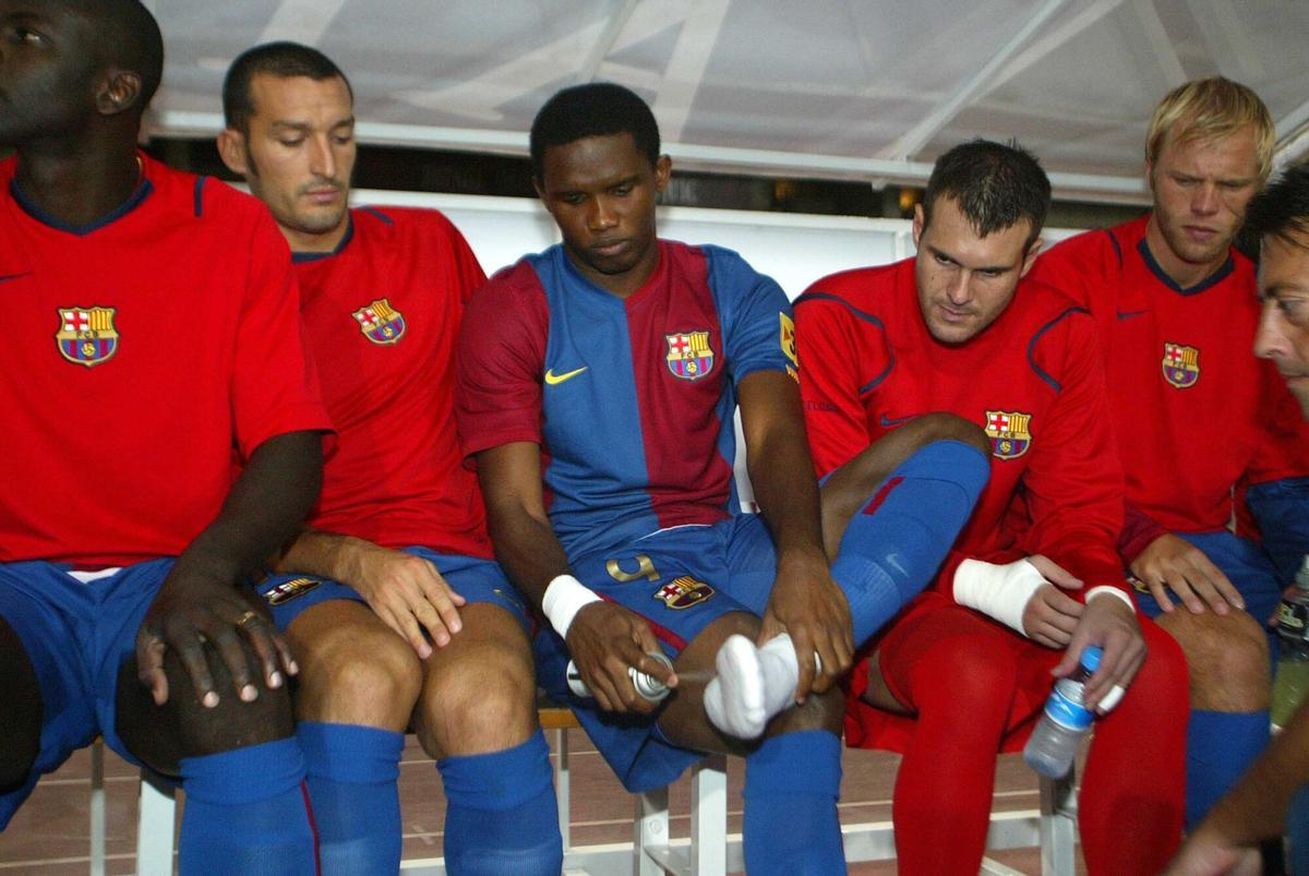 Gudjhonsen, en el banquillo, al lado de Jorquera, Eto'o, Zambrotta y Thuram