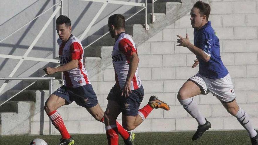 Un jugador del Alondras conduce el balón en el partido de ayer ante el Boiro. // Santos Álvarez