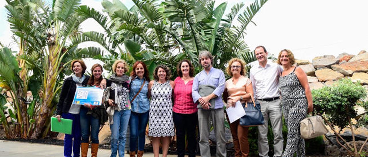 Antonia Alduán, Marisol Jiménez, María Nebot, Maribel Díaz, Marirrós Rodríguez, Catalina Alemán, Erik Pescador, Rosa Zurita, Óscar Hernández y Rosario Caballero, ayer junto al Auditorio de Agüimes