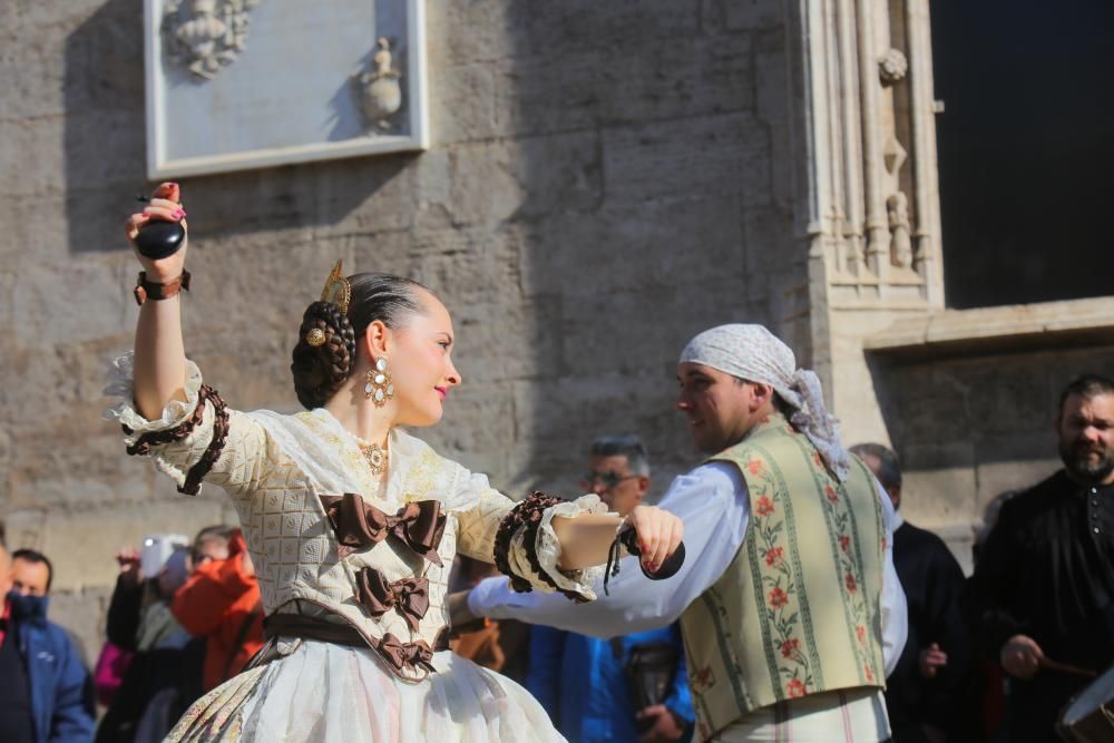 Danzas populares en el entorno de la Lonja