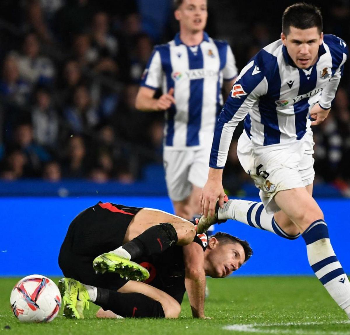 Lewandowski cau a terra davant Zubeldia, ahir. | ANDER GILLENEA / AFP