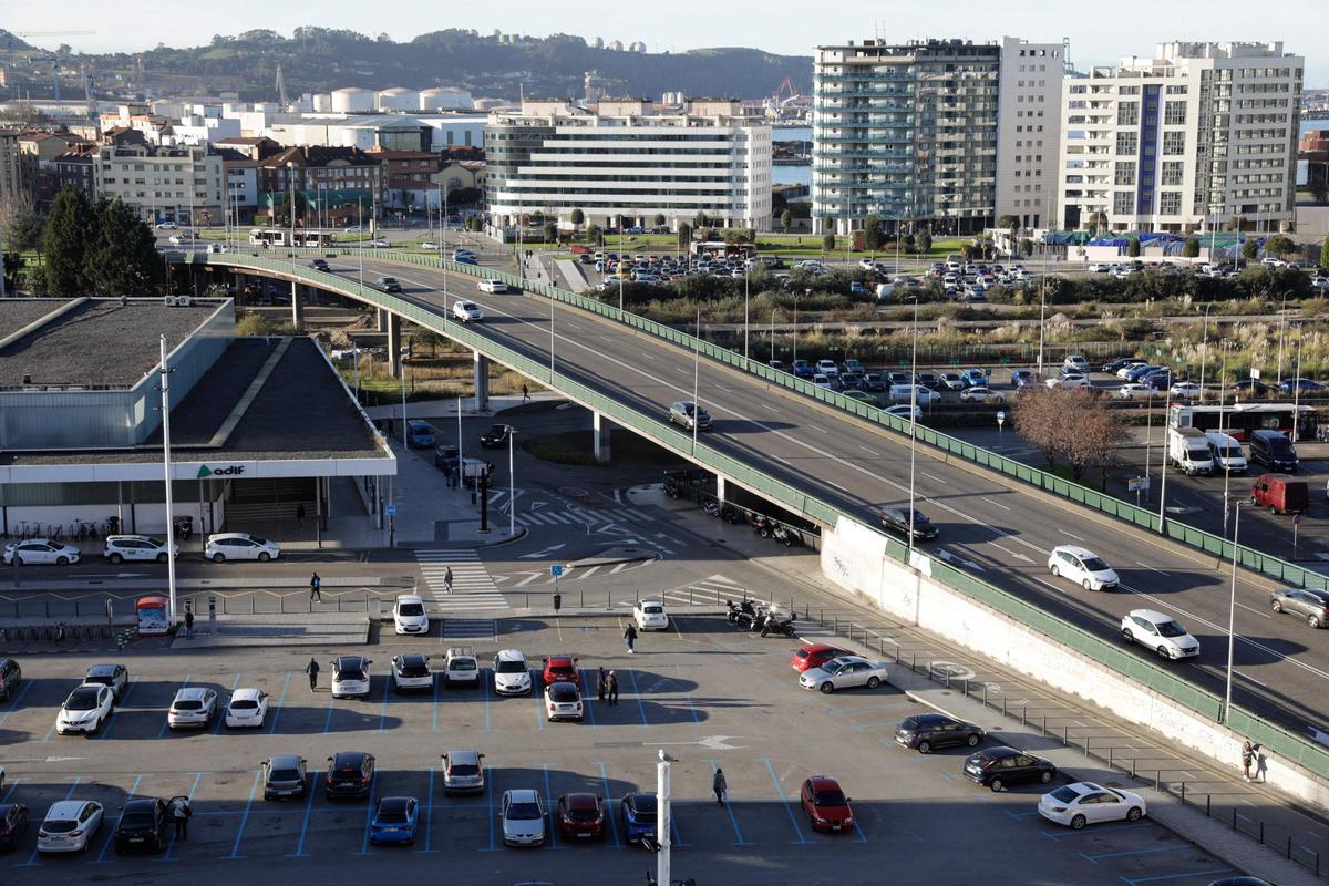 Una vista del viaducto de Carlos Marx con la actual estación provisional a la iquierda y El Natahoyo y Poniente, al fondo