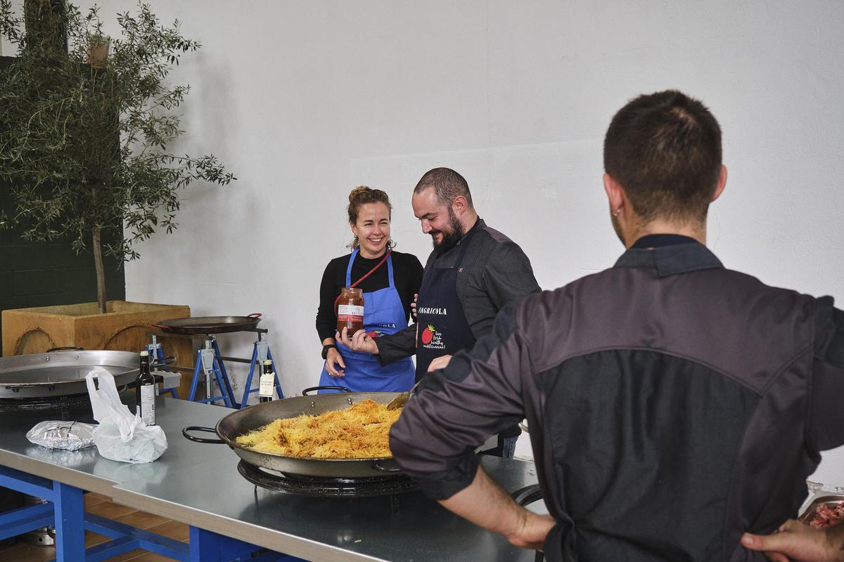 La cuina en directe de Ferran Pont i Ainhoa Aguirregoitia a Colmado Singular.