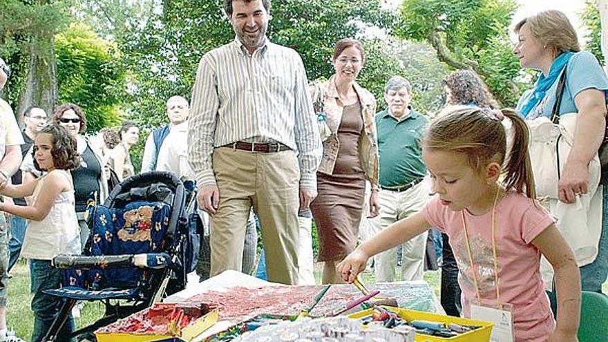 Anxo Quintana observa a una niña pintando, ayer en el campus universitario de Santiago.