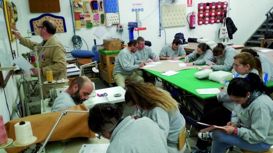 Alumnado en un centro de la Escuela de Madera. 