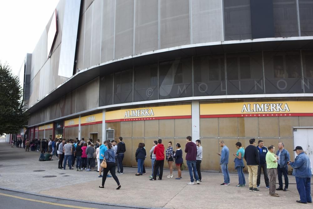 Colas en las taquillas de El Molinón en el inicio de venta de entradas para la visita al Depor