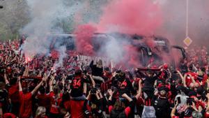 Los seguidores del Bayer Leverkusen reciben al equipo a su llegada al estadio BayArena.