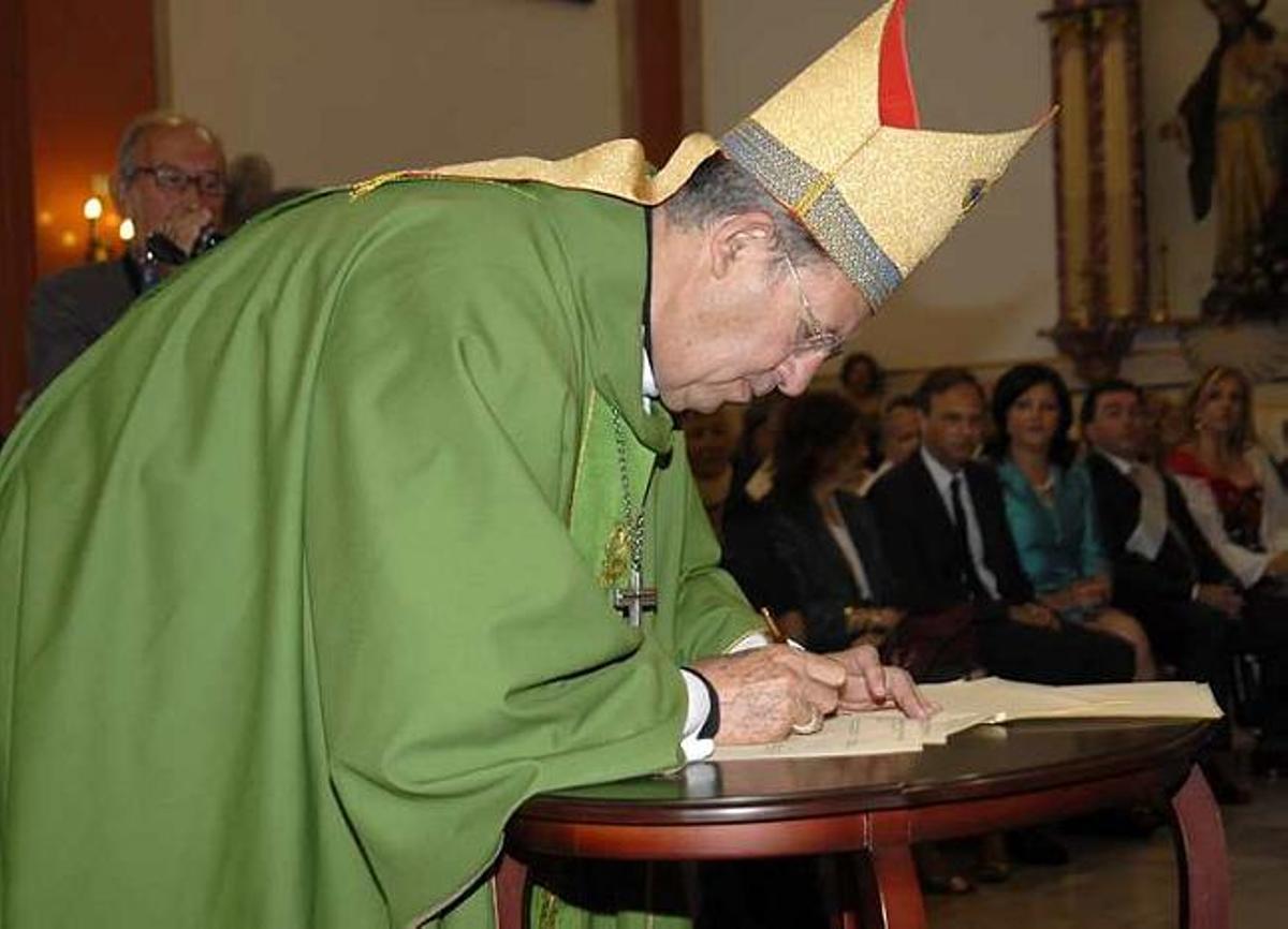 Un camino tras los restos de la Cruz