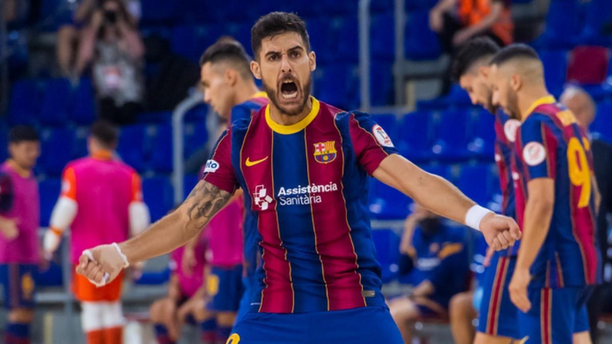 Adolfo celebra uno de sus goles en el primer partido