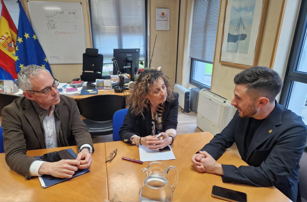 Carlos Valle junto a la consejera Eva Ledo y Julio Vallaure en la reunión celebrada en Oviedo.