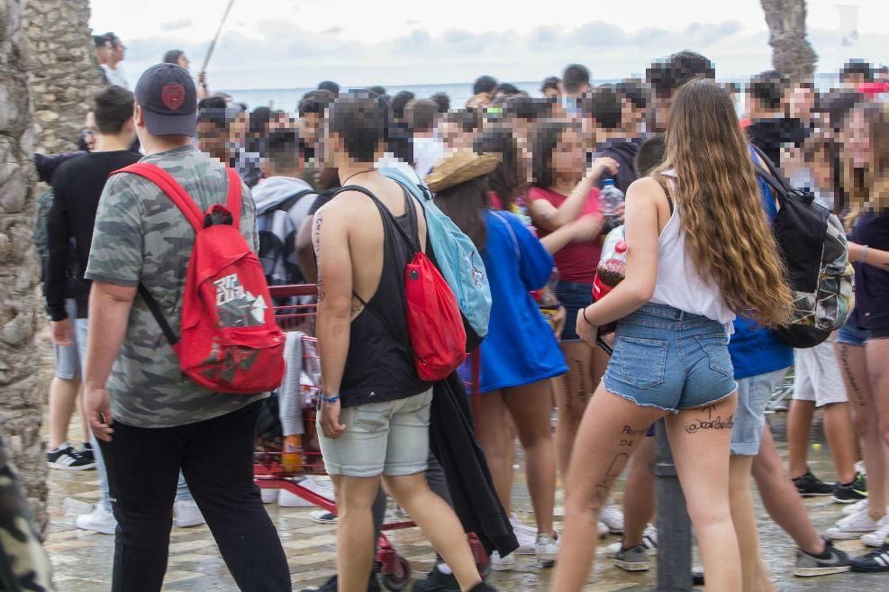 Miles de jóvenes celebran el botellón en la playa de San Juan
