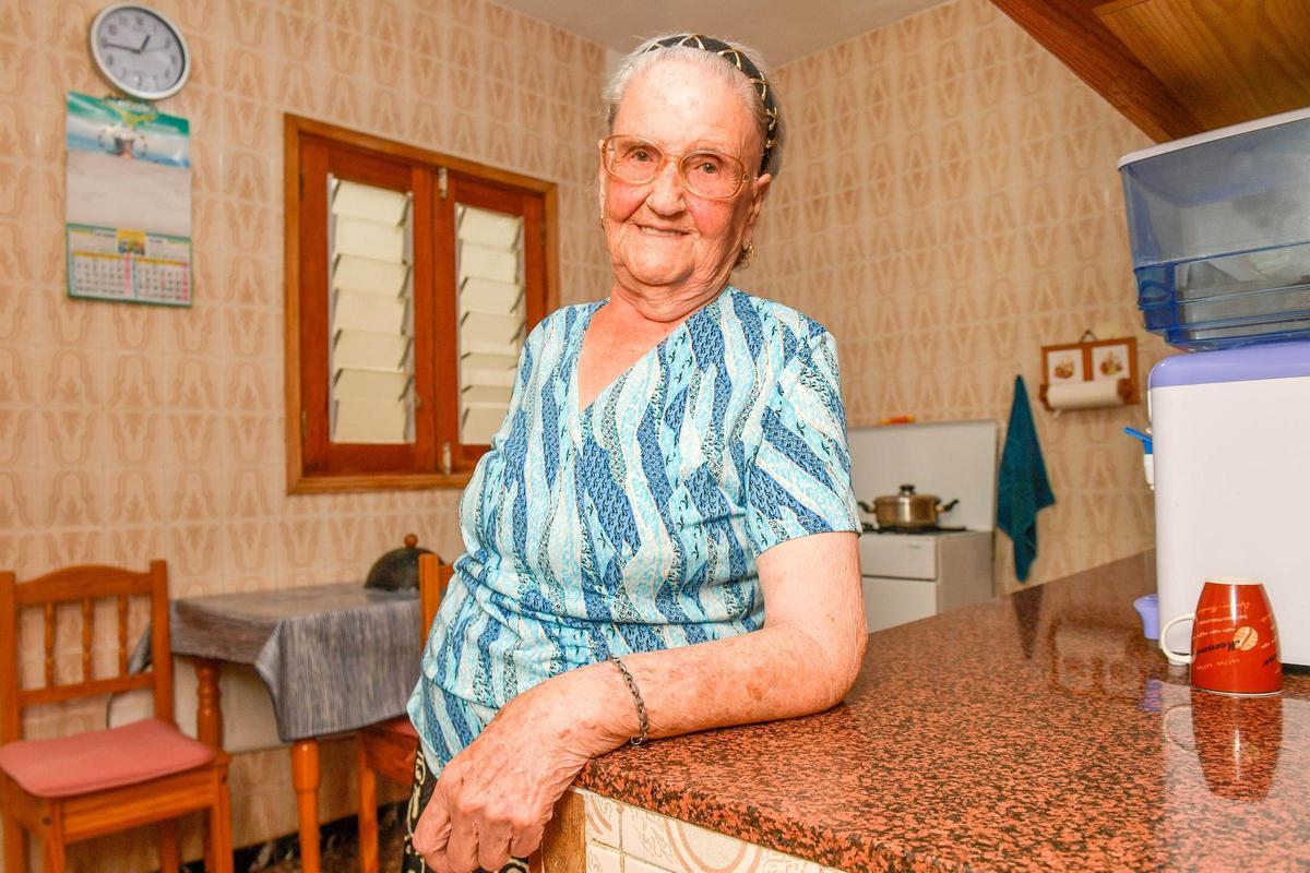 Isabel García, en la cocina de su vivienda de Veneguera.