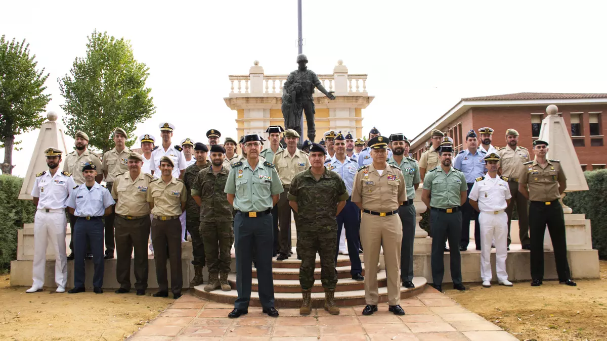 Visita del 24 Curso de Estado Mayor de las Fuerzas Armadas a la base de Cerro Muriano