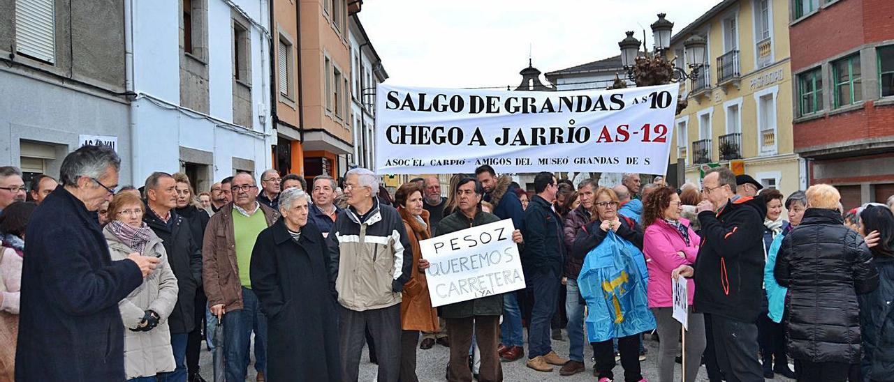 Protesta celebrada en Boal, hace un año, para exigir una reforma integral en el corredor del Navia.