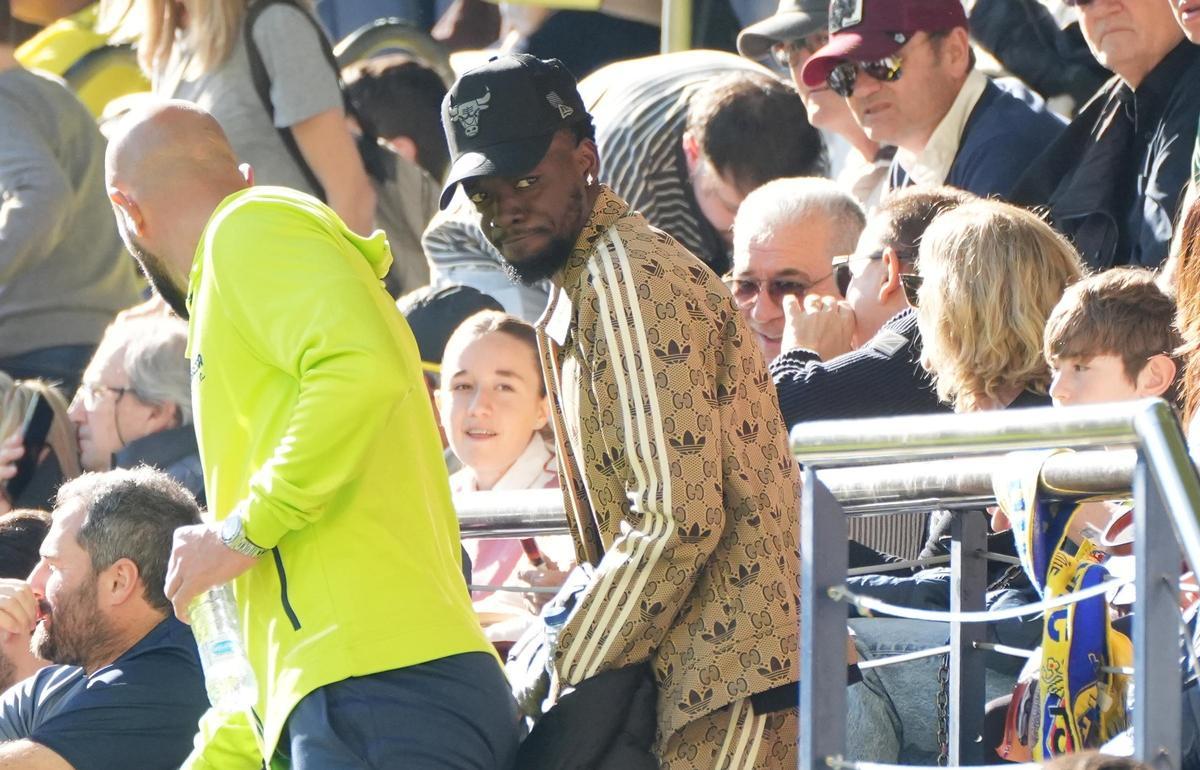 El nuevo fichaje del Villarreal, Bertrand Traoré, tras quedar eliminado de la Copa de África con Burkina Faso, presenció el partido en la tribuna.