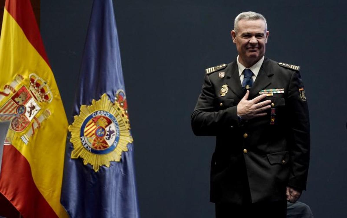 El comisario José Luis Santafé agradece los aplausos de sus compañeros tras jurar el cargo como nuevo DAO