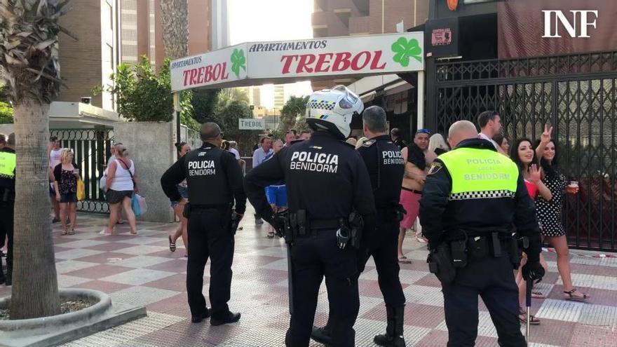 La Policía Local disuelve grupos de ingleses bebiendo en las calles de Benidorm