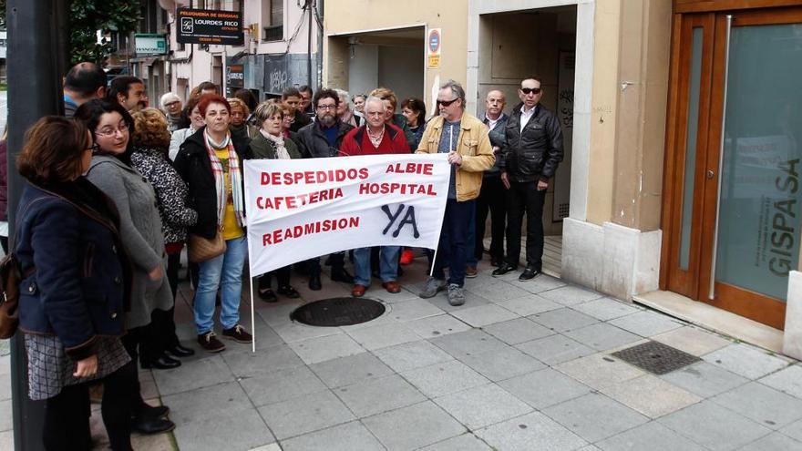 Podemos culpa a Gispasa de los despidos en la cafetería del hospital de Mieres