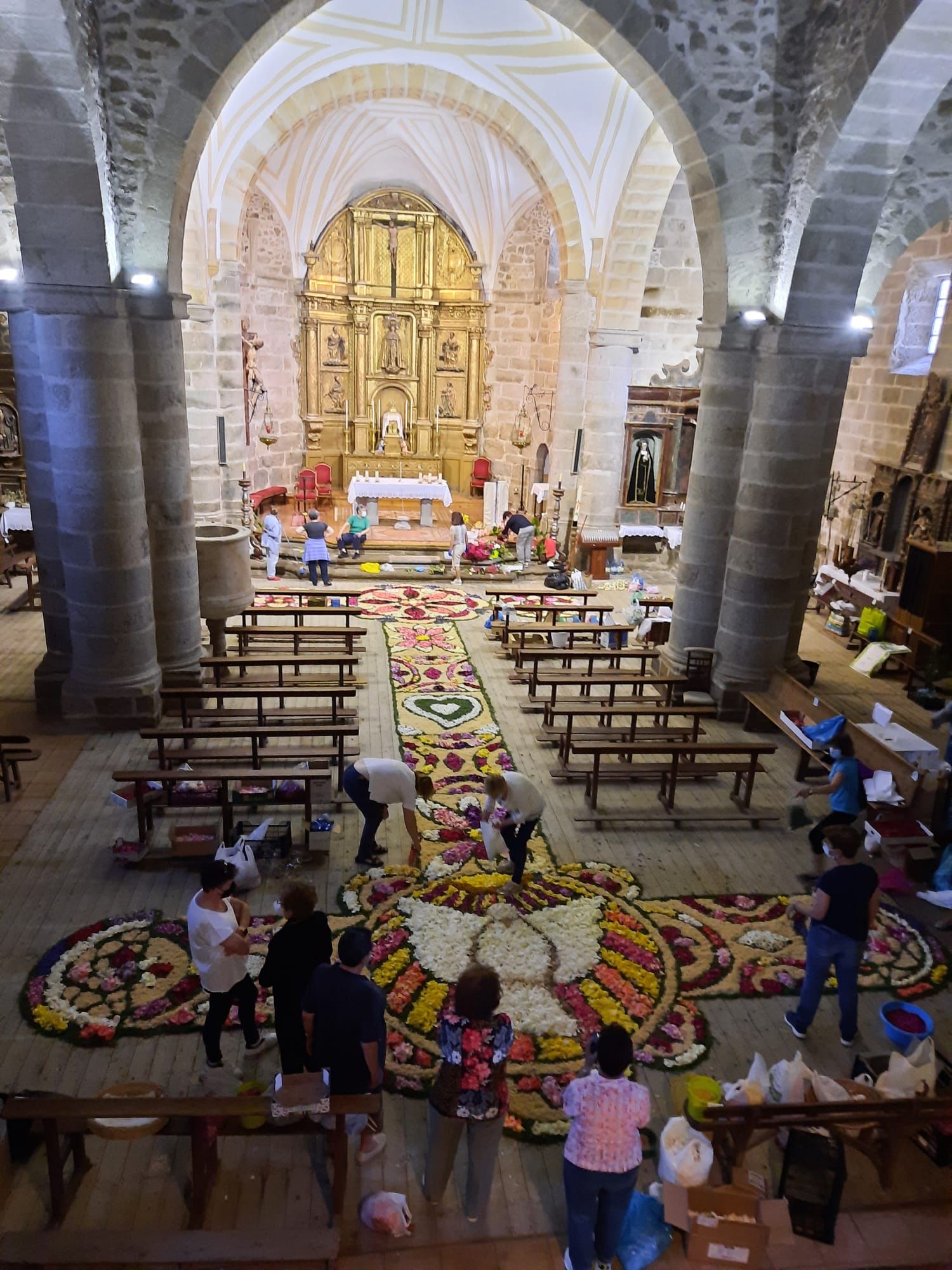 Alfombra floral realizada en la iglesia de Bermillo de Sayago