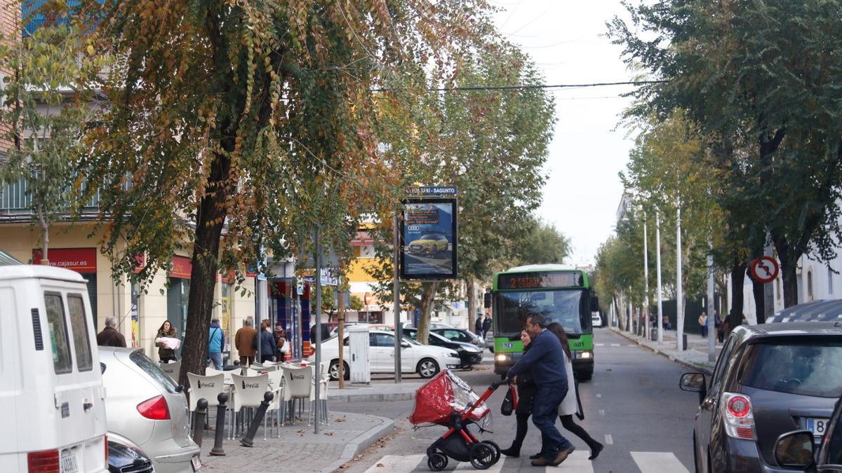 Una pareja con su bebé cruza un paso de cebra en la calle Sagunto de la capital.