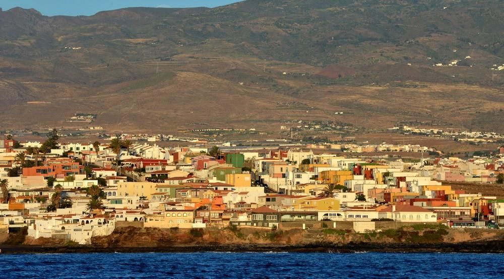 Erección del aerogenerador de Plocan en aguas de Telde