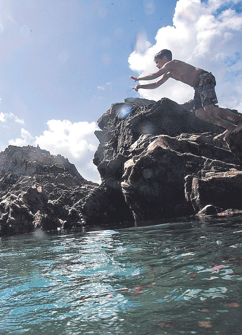 Niño saltando en la playa de El Focarón, en San Esteban