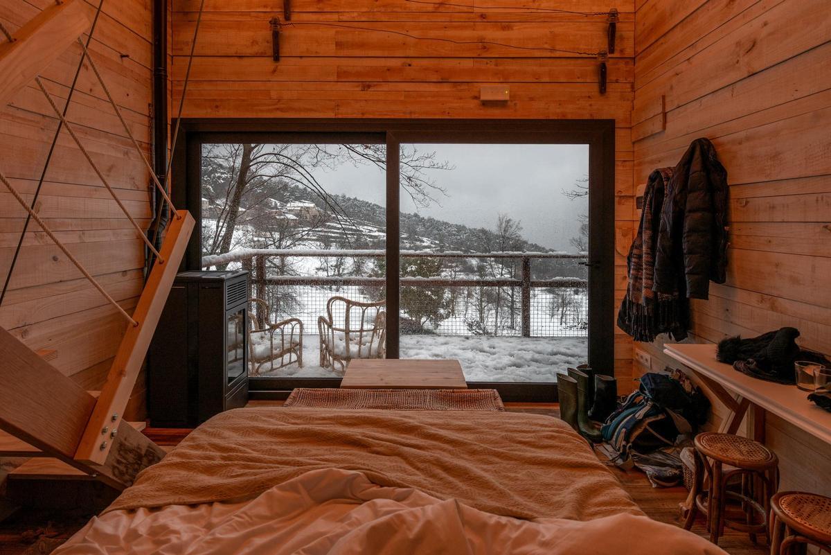 Interior de una de las cabañas durante una nevada invernal.