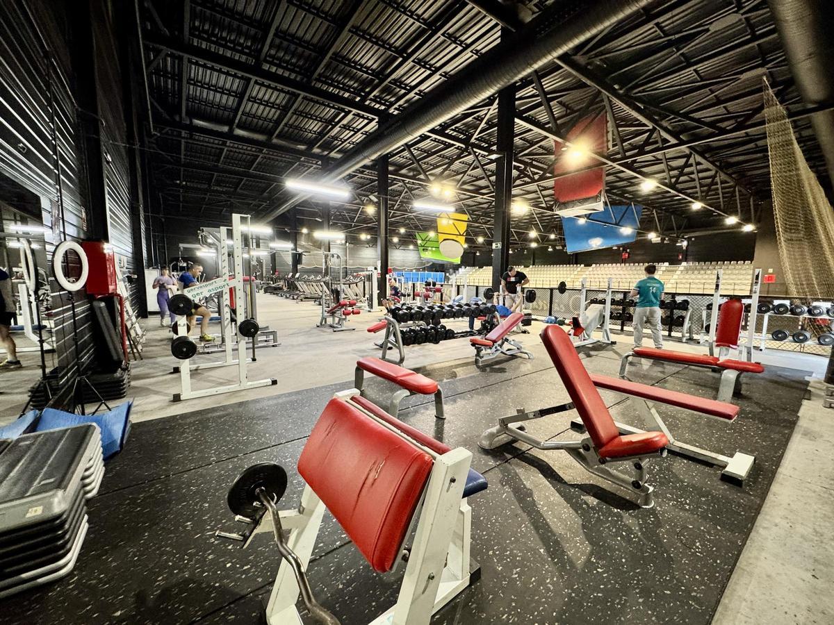 Personas utilizando infraestructuras deportivas