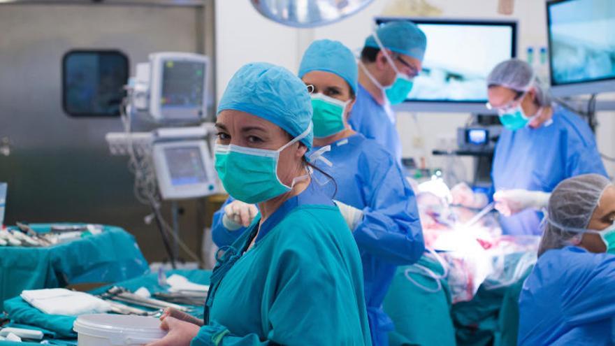 Imatge d&#039;una operació en un quirofan de l&#039;Hospital Santa Caterina
