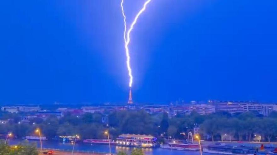 La espectacular imagen del impacto de un rayo en la Torre Eiffel