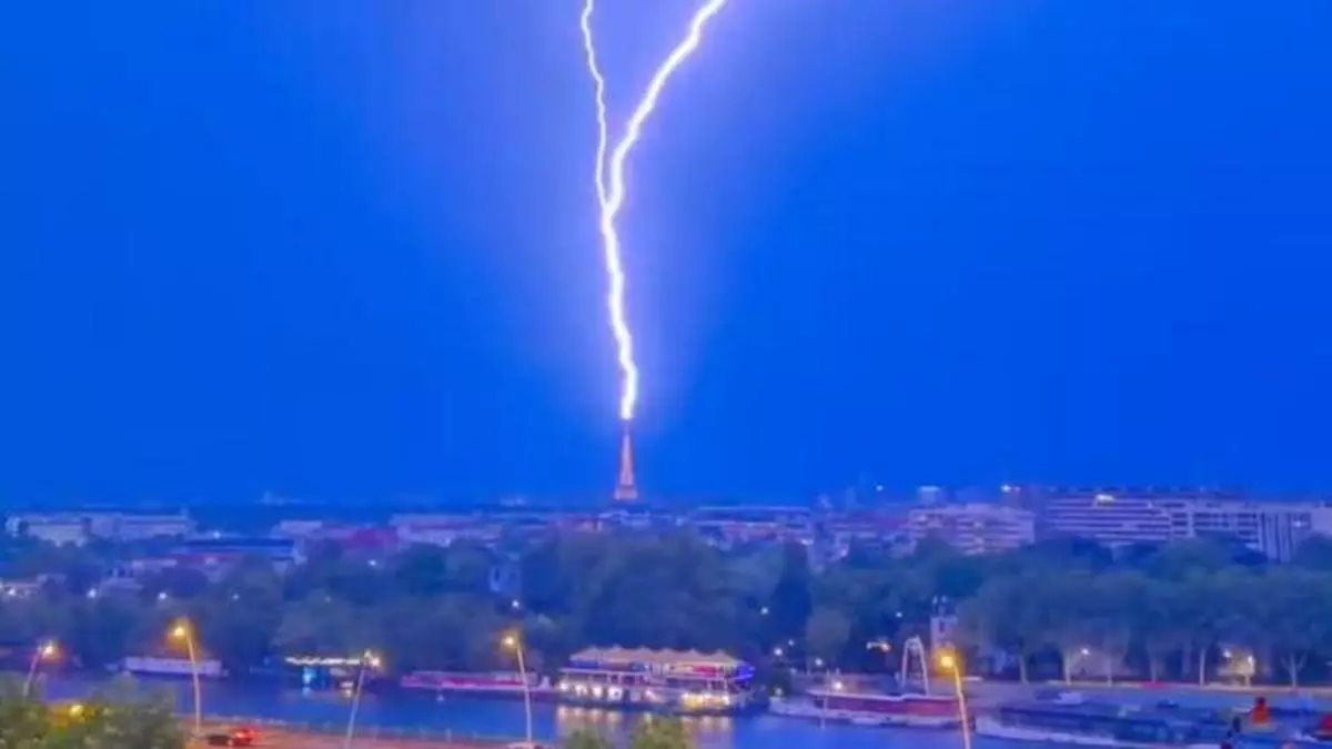 La espectacular imagen del impacto de un rayo en la Torre Eiffel