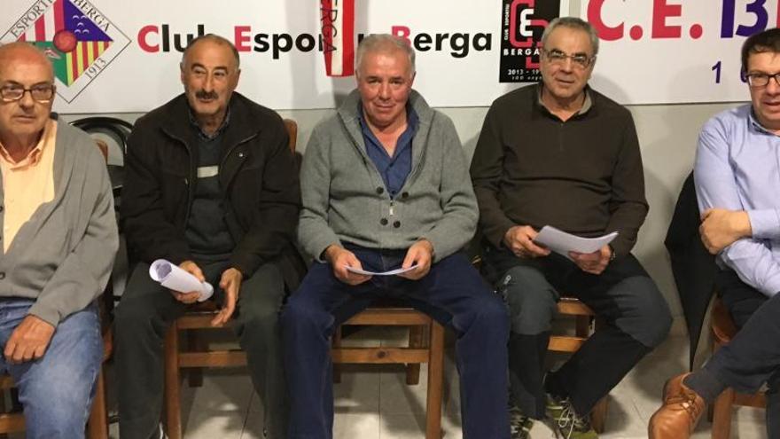 Junta electoral del CE Berga amb Josep Guix, Quim Huesca, president, Jordi Gonfaus, Esteve Casas i Pau Bessa, d&#039;esquerra a dreta
