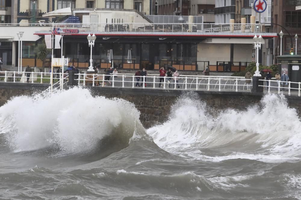 Las imágenes del temporal en Gijón.