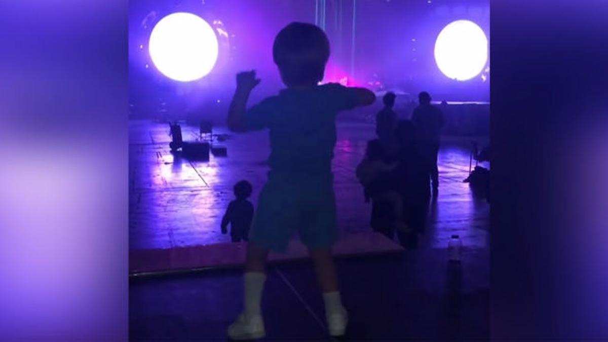 El hijo de Piqué no puede parar de bailar en los ensayos de Shakira