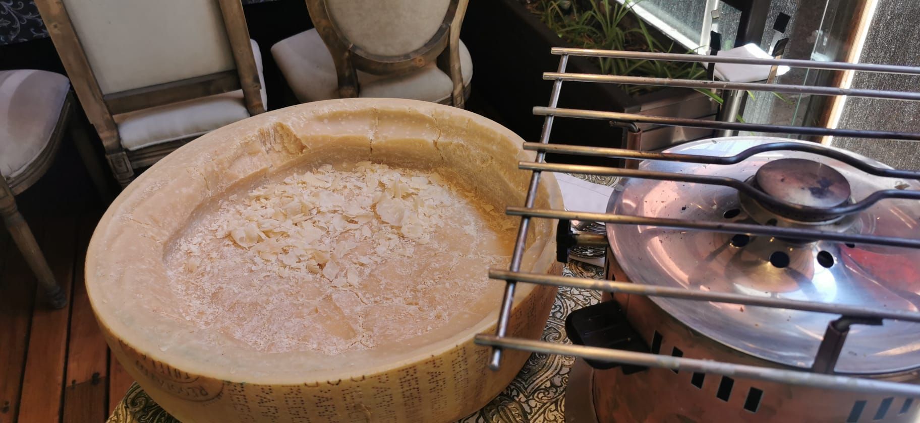 cómo se hace el famoso 'Tagliatelle al Parmesano' de la rueda de queso del restaurante El Foro