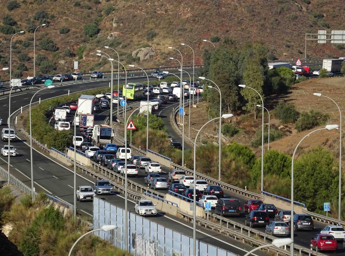 MLG (Rincón de la Victoria) 30-10-20025.-Retenciones de más de 10 kilómetros en la autovía a su paso por el Rincón de la Victoria a causa de un camión averiado