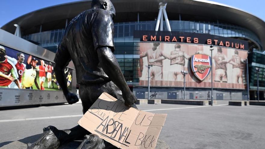 Un cartel contra la Superliga frente al estadio del Arsenal