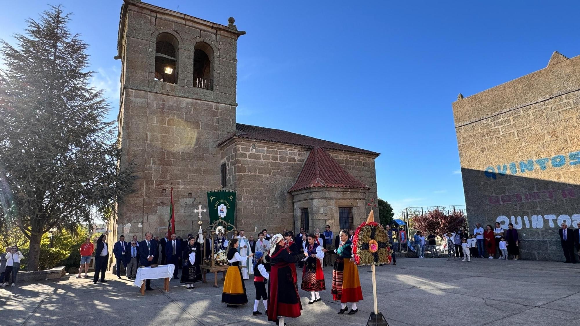 Villadepera honra a la Virgen del Rosario