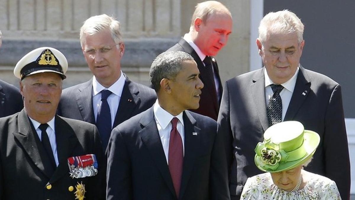 Obama en primer plano, junto a la reina de Inglaterra, y detrás Putin