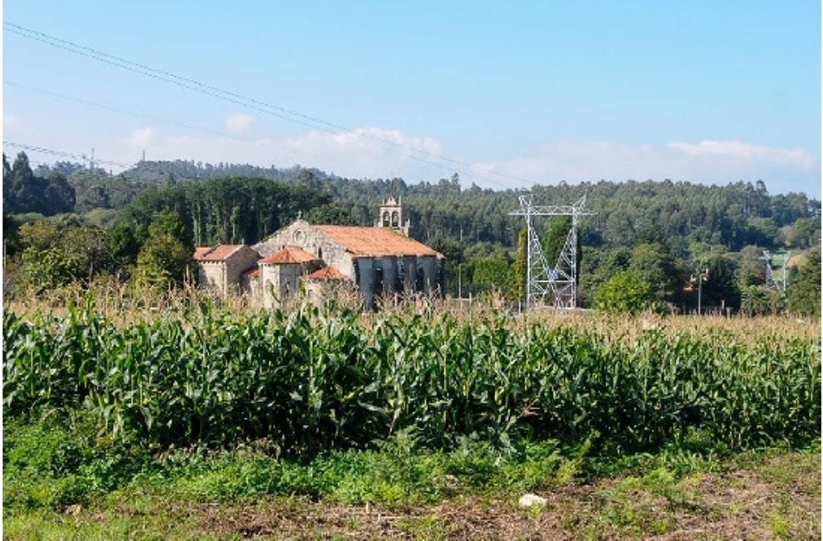 Monasterio de Bergondo y la línea de alta tensión que sobrevuela el monumento