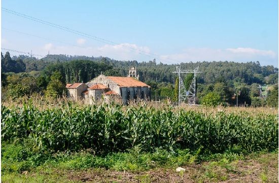 Monasterio de Bergondo y la línea de alta tensión que sobrevuela el monumento