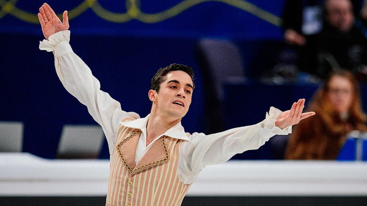 El patinador madrileño Javier Fernández, en un momento de su programa largo, ayer, en el Europeo celebrado en Estocolmo (Suecia).