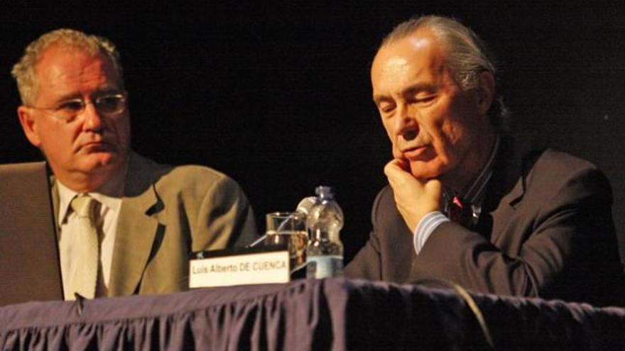 Francesc Casadesús y Luis Alberto de Cuenca en una conferencia en Ibiza en 2011.