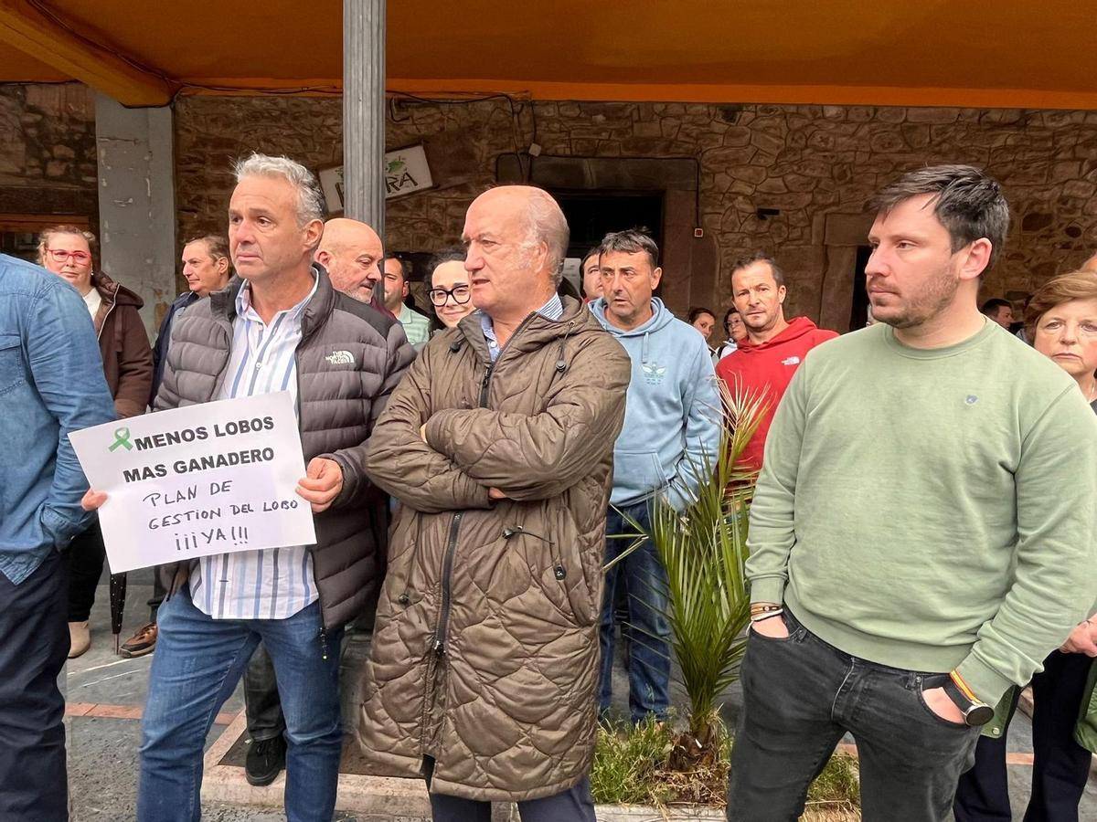 Luis Venta Cueli, en el centro, con el presidente del PP de Grado, José González (derecha), y José López, ganadero.
