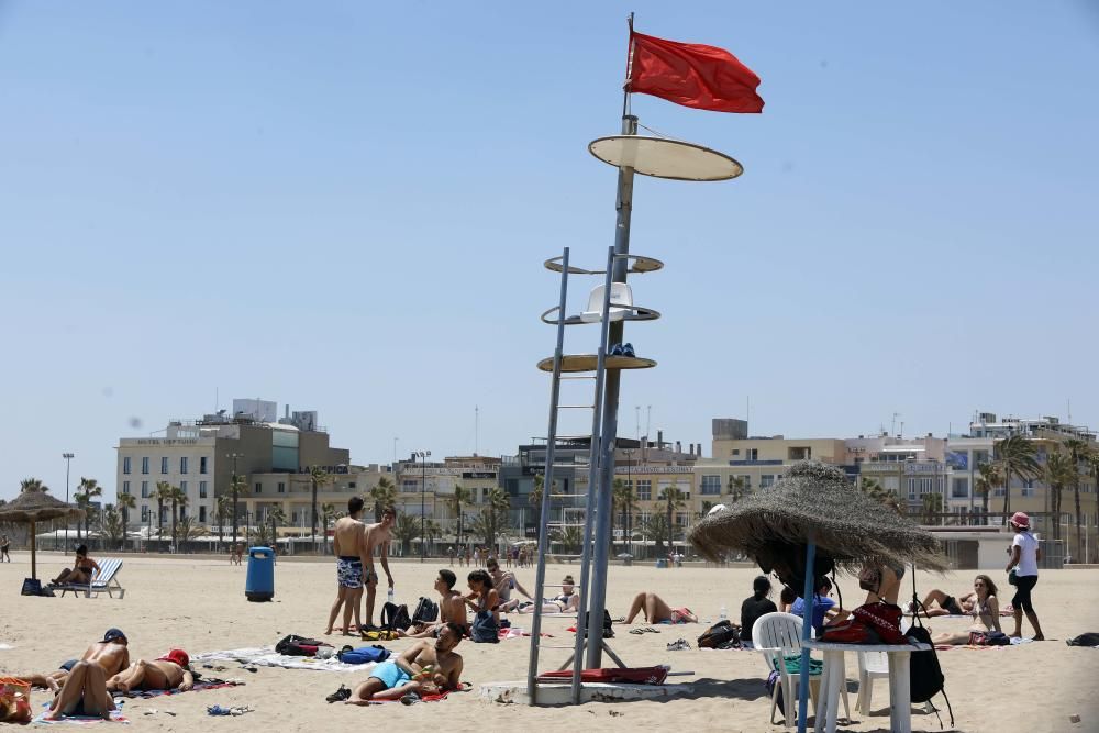 València cierra al baño las playas de la Malva-rosa y el Cabanyal