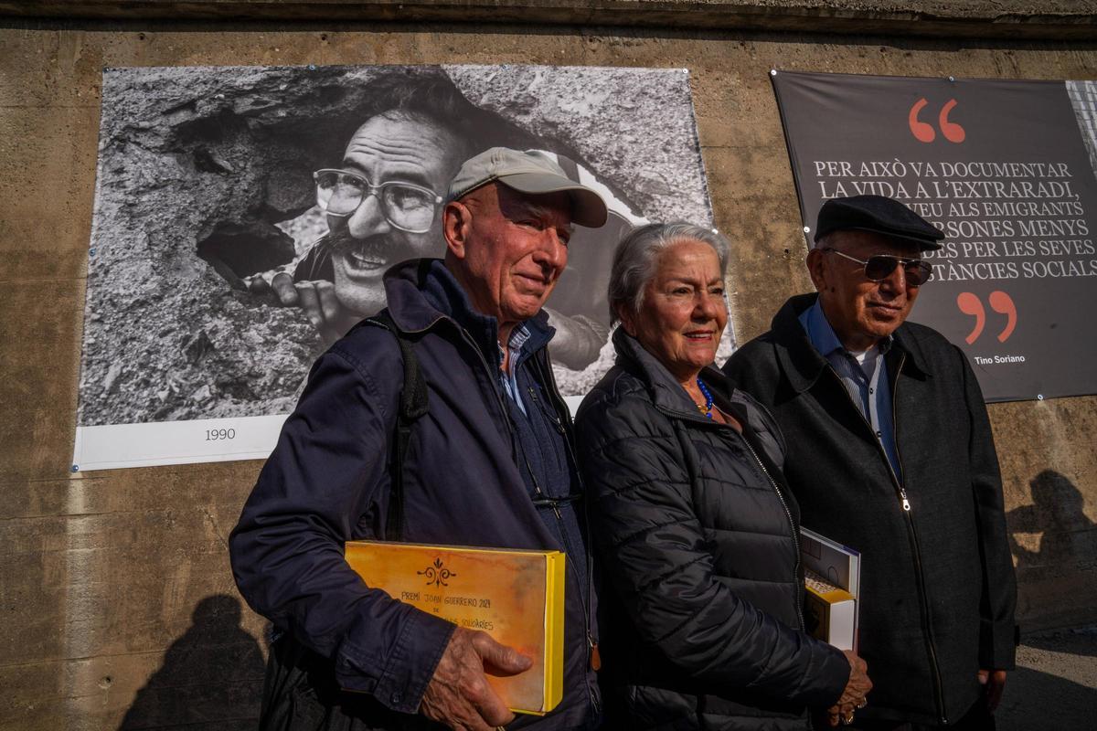 Sebastiao Salgado, Lélia Wanick y Padre Gabicho. Catalunya Mirades Solidàries ha celebrado un homenaje póstumo al fotógrafo Joan Guerrero en Santa Coloma de Gramenet. La asociación ha inaugurado una exposición de Guerrero en el Parc Fluvial del Besòs y ha entregado el I Premio Joan Guerrero al fotógrafo brasileño Sebastiao Salgado. Sebastiao Salgado, Lélia Wanick y Padre Gabicho. Catalunya Mirades Solidàries ha celebrado un homenaje póstumo al fotógrafo Joan Guerrero en Santa Coloma de Gramenet. La asociación ha inaugurado una exposición de Guerrero en el Parc Fluvial del Besòs y ha entregado el I Premio Joan Guerrero al fotógrafo brasileño Sebastiao Salgado.