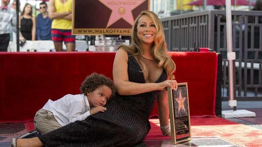 Mariah Carey posa con uno de sus hijos.