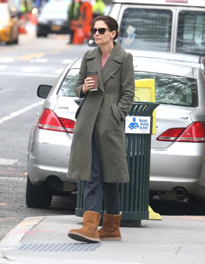 Katie Holmes con botas UGG