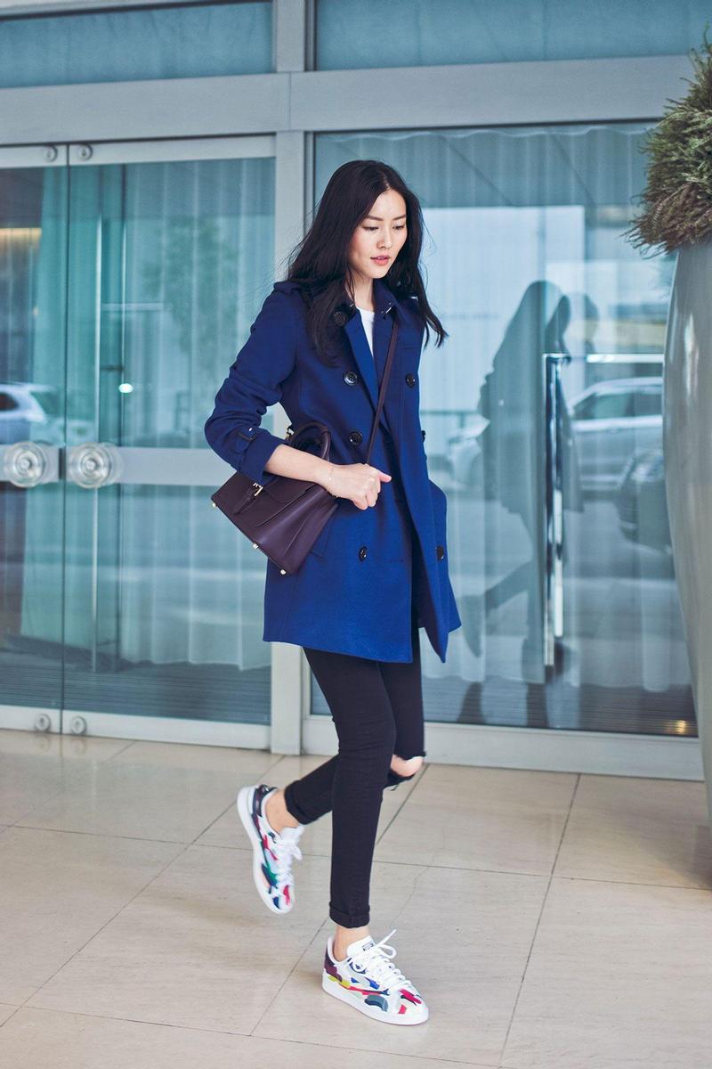 El trench de Burberry de Liu Wen