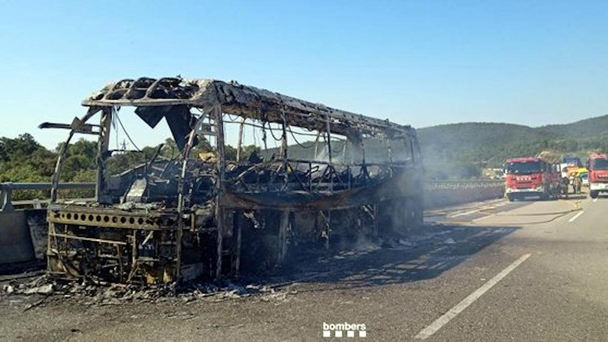 Un autocar incendiat talla un carril de l’AP-7 a la Jonquera i provoca cues quilomètriques